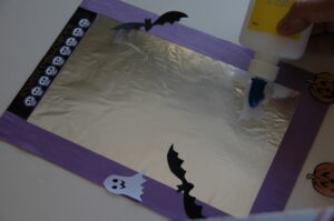 Décoration d'un cadre photo Halloween avec des fantômes et des chauves-souris en papier