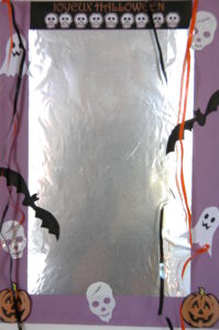 Cadre photo Halloween terminé, fabriqué en récup' avec des décorations pour enfants