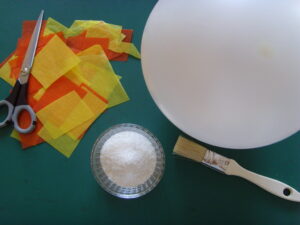 Matériel pour fabriquer un lampion d'Halloween avec un ballon et du papier de soie