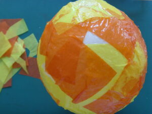 Ballon presque entièrement recouvert de papier de soie multicolore