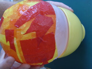 Démoulage du lampion en papier mâché après séchage