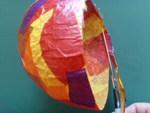 Découpage et égalisation des bords du lampion avec des ciseaux