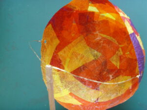 Installation du fil de fer et du bâton pour porter le lampion
