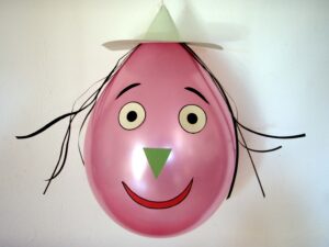 Activité manuelle d'Halloween : sorcière rose en ballon de baudruche suspendue, idée de décoration facile pour les enfants.