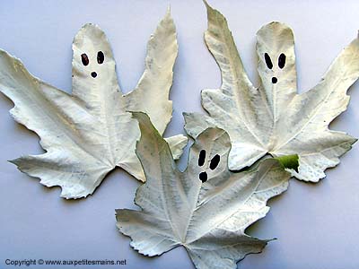 Fantômes rigolos en feuilles d'arbre