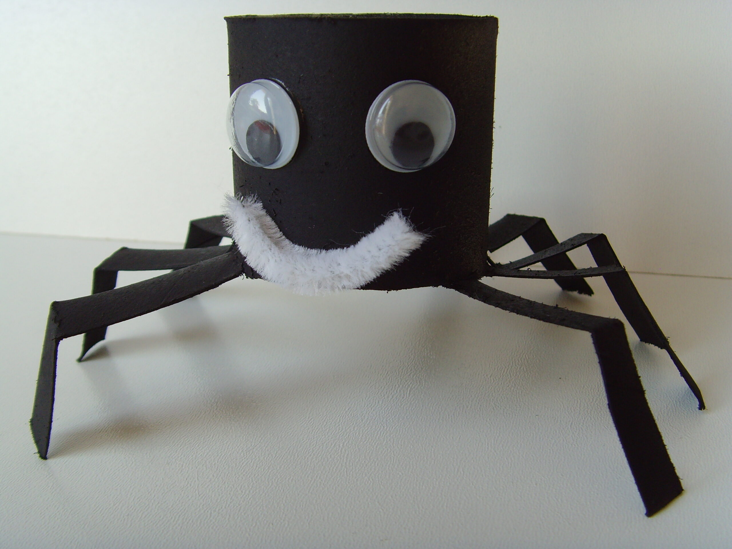 Araignée d'Halloween rigolote fabriquée avec un rouleau de carton