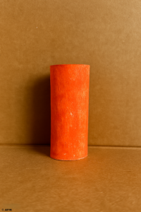 Rouleau de papier toilette peint en orange vif, base pour le bricolage du monstre