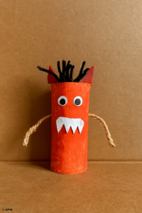 Monstre des émotions rouge fabriqué en rouleau de carton recyclé pour les enfants